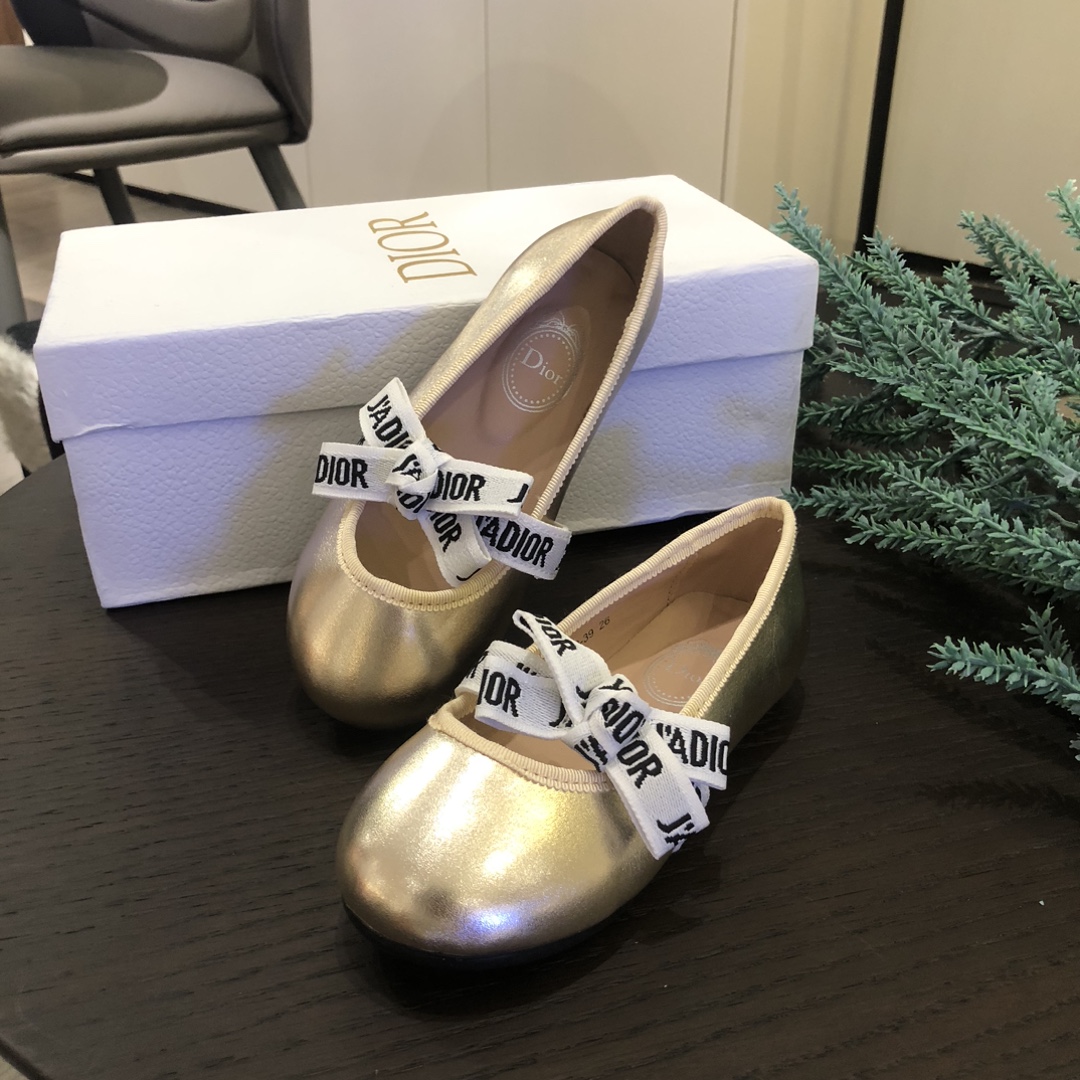 Children's shoes child